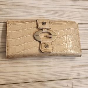 WOMENS Guess cream patent reptile skin wallet.